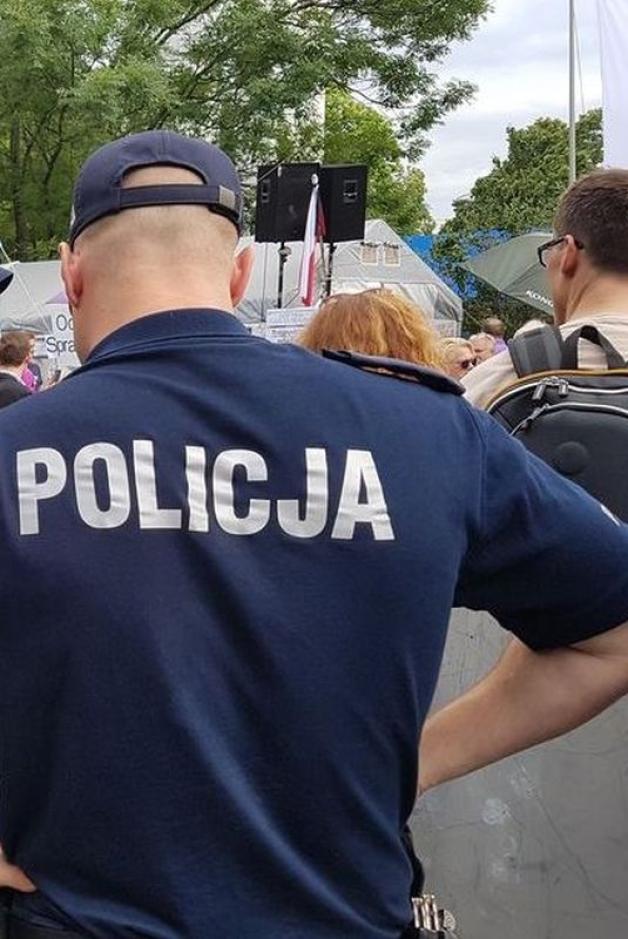[VIDEO] Sprawca gróźb karalnych oraz podpalenia samochodu w rękach średzkich dzielnicowych
